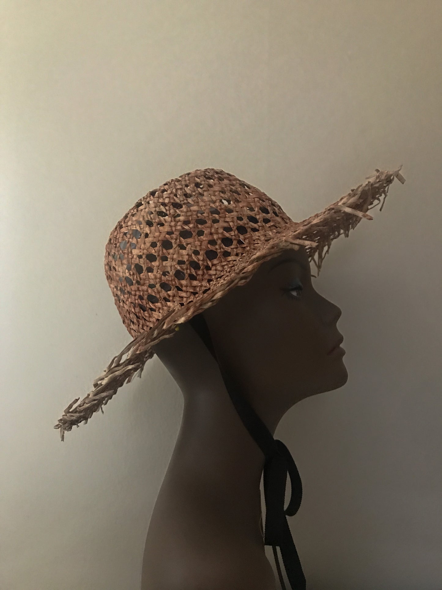 Straw sun hat with chin straps - Tomoko Tahara millinery works